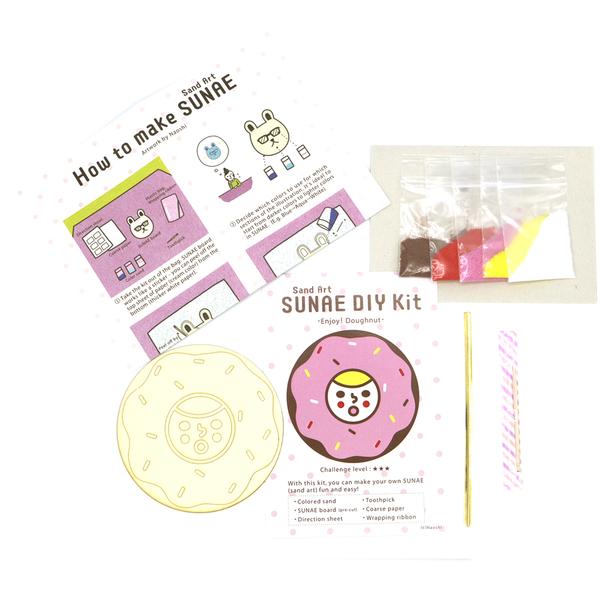 By Naoshi. With this kit, you can make your own fun and easy SUNAE (Sand Art)! Contents of Enjoy Donuts SUNAE DIY Kit: Colored Sand. SUNAE board (Pre-cut). Instructions. Coarse Paper. Toothpick. Wrapping Ribbon. Kit measures 4" width x 6" height.