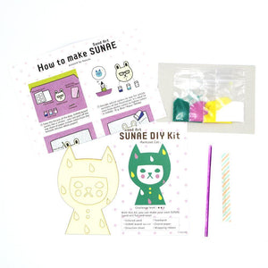By Naoshi. With this kit, you can make your own fun and easy SUNAE (Sand Art)! Contents of Raincoat Cat SUNAE DIY Kit:・Colored Sand ・SUNAE board (Pre-cut) ・Instructions ・Coarse Paper ・Toothpick ・Wrapping Ribbon. Kit measures 4 inch width x 6 inch height.